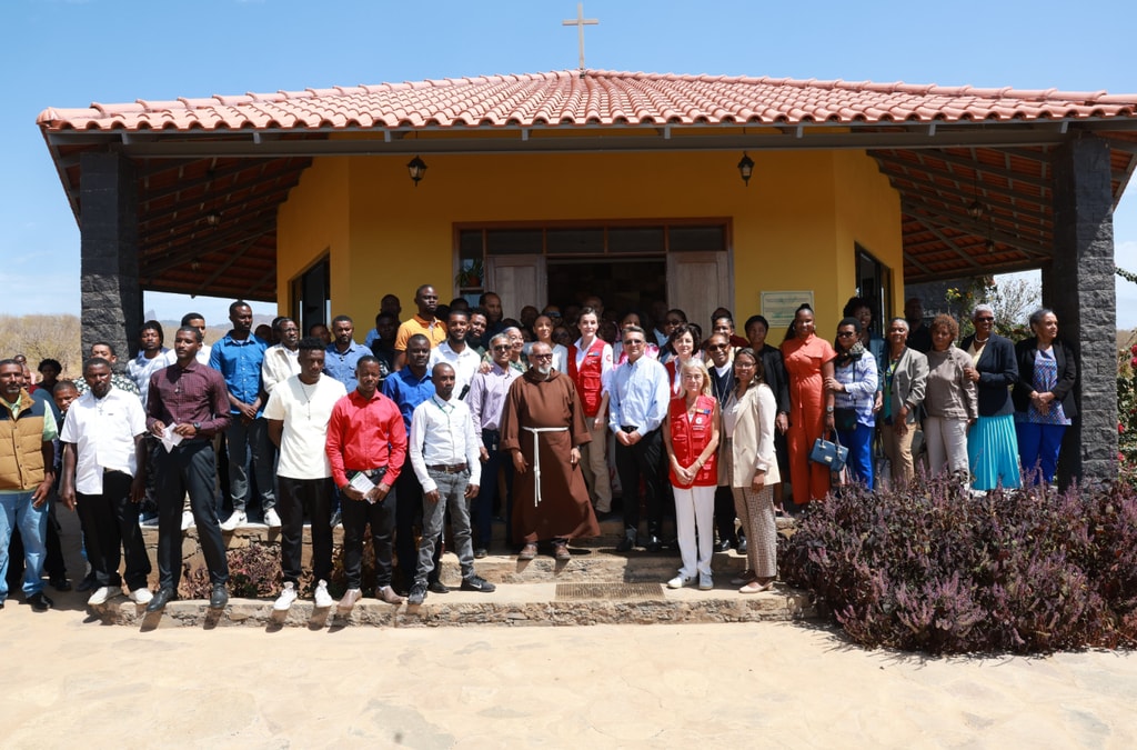 La Reina ha visitado, junto a la primera dama de la República de Cabo Verde, el proyecto  “Fazenda Esperança” en la Isla de Santiago