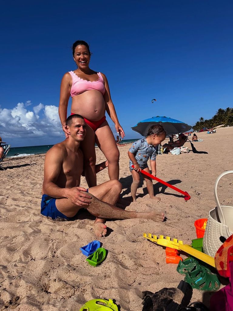 Gina Rodriguez con su esposo y su hijo Charlie.