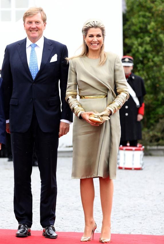 Máxima de Holanda recupera el vestido con brazaletes dorados que estrenó hace dos años