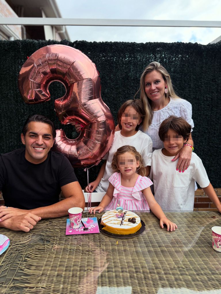 Andrea Prat celebra con su marido y sus hijos el tercer cumpleaños de Gala