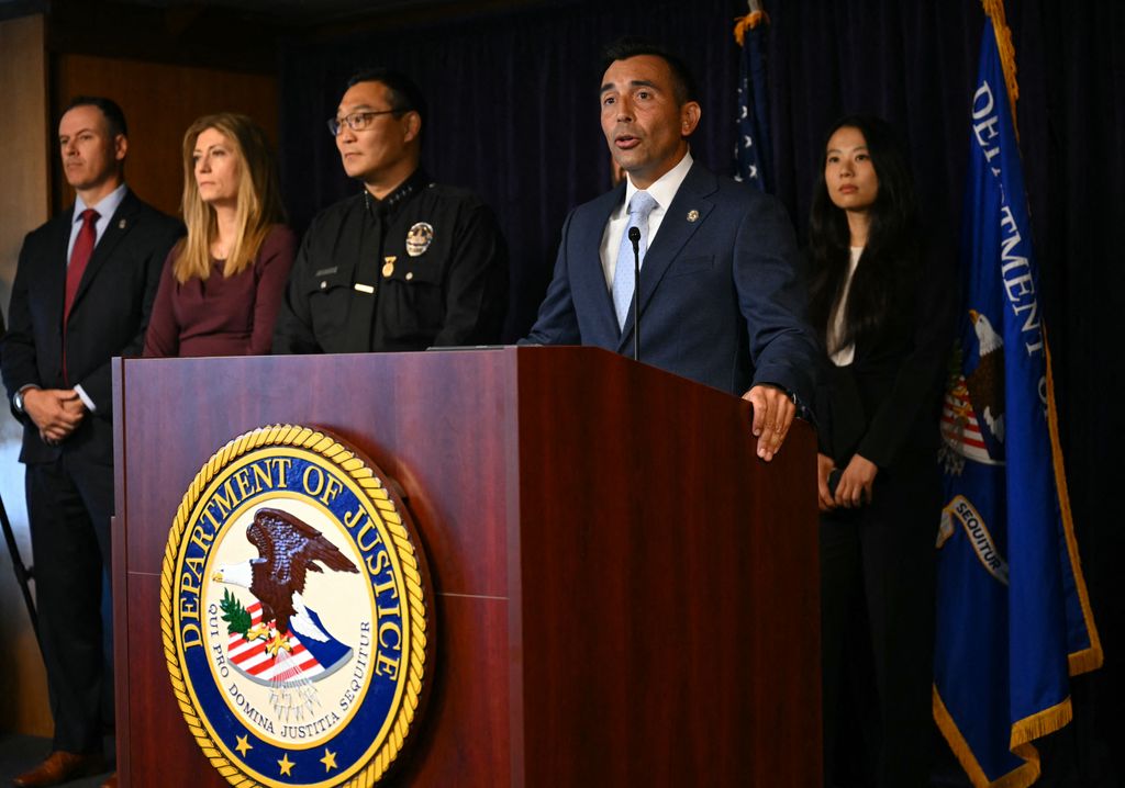 El fiscal Martin Estrada junto a parte del departamento de justicia de Los Ángeles 