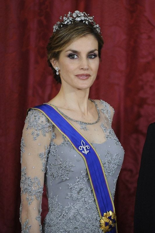 Doña Letizia ha apostado por la que sin duda es una de sus piezas favoritas: la Tiara Floral de Diamantes que el Gobierno español regaló a la reina Sofía con motivo de sus nupcias en 1962 