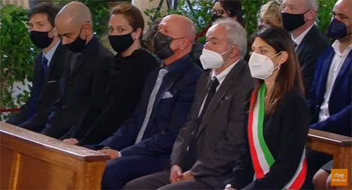 Raffaella Carrà: un funeral lleno de homenajes con sus familiares y amigos presentes