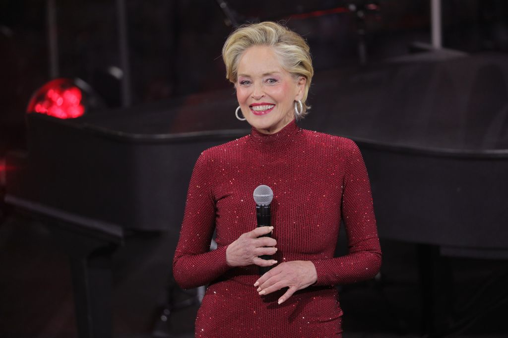 Sharon Stone habla en el escenario durante el concierto Red Dress Collection 2025 de la American Heart Association, en el Jazz at Lincoln Center, el 30 de enero de 2025 en la ciudad de Nueva York.