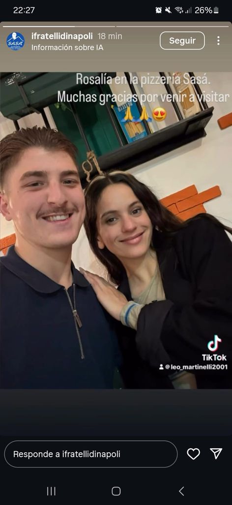 Rosalía con uno de los propietarios de pizzería Sasà