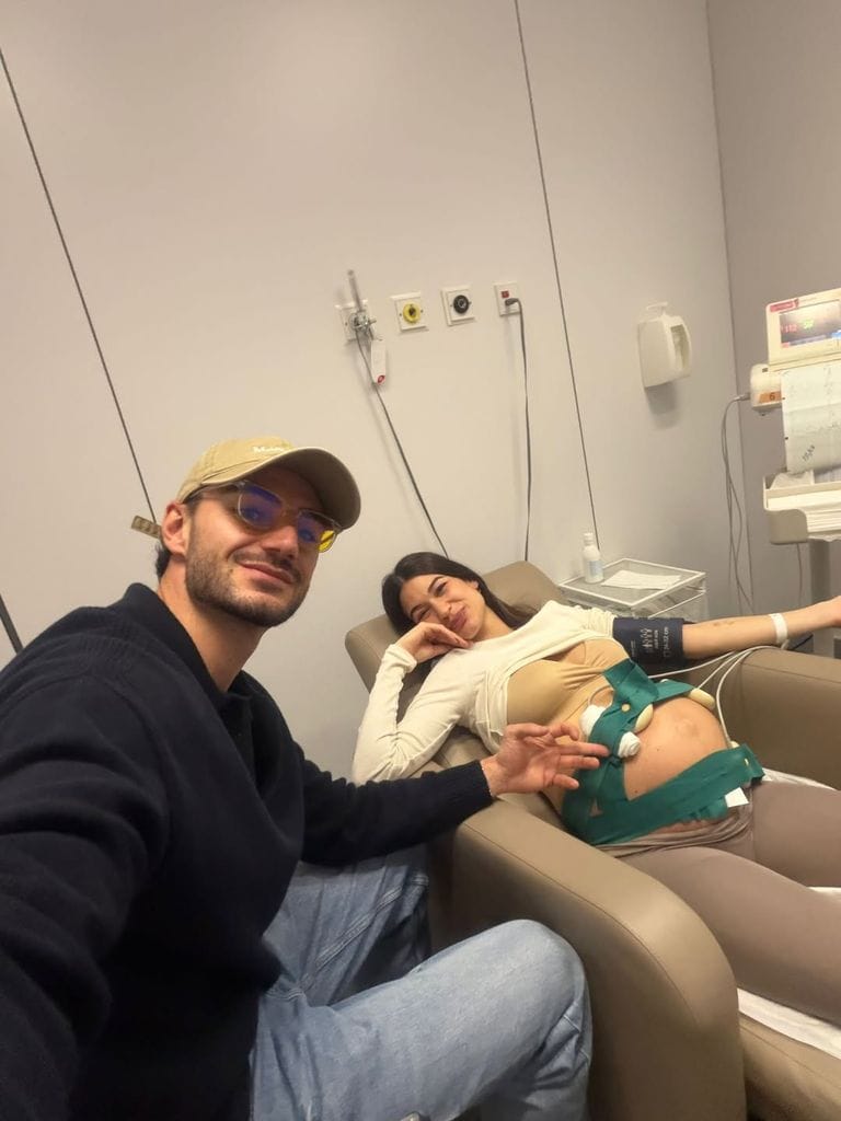 Estela y Juan en monitores, donde se controla la frecuencia cardiaca de los bebés