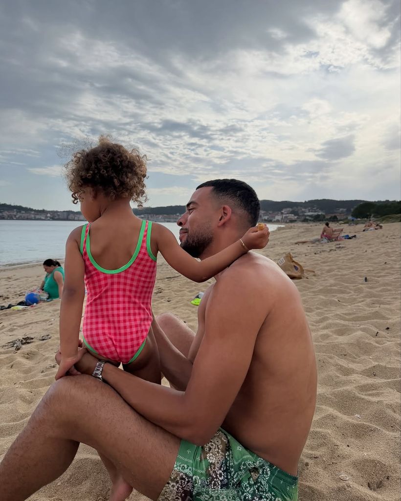 El marido de Ana Peleteiro con la primera hija que han tenido en común