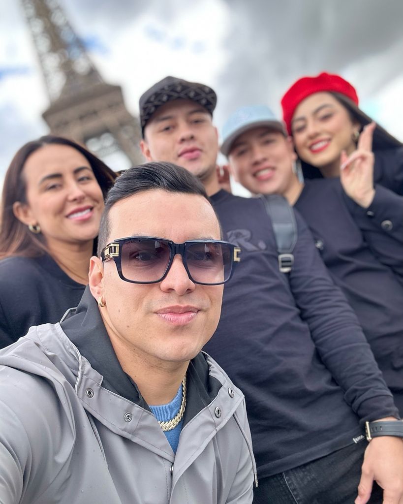 Yeison Jiménez con sus hermanos Lina, Heidy, Andrés y Alejandro en un viaje en 2024.