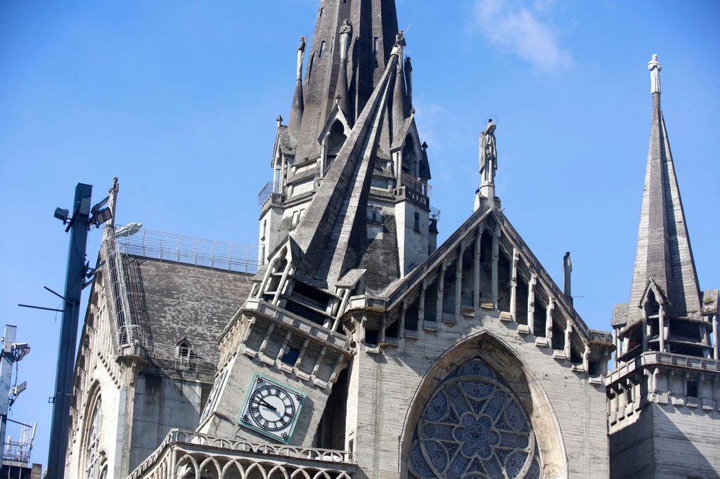 Los daños en la Catedral de Manizales, tras el devastador sismo en Colombia, que se sintió incluso en países vecinos como Ecuador y Panamá. 
