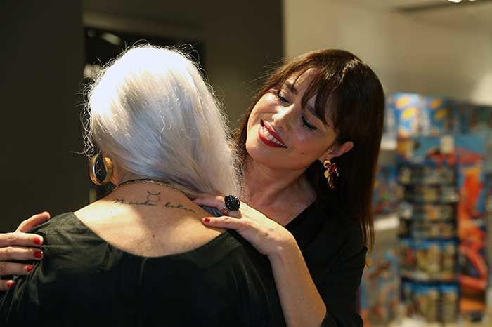 Minerva Piquero enseña el tatuaje de su madre