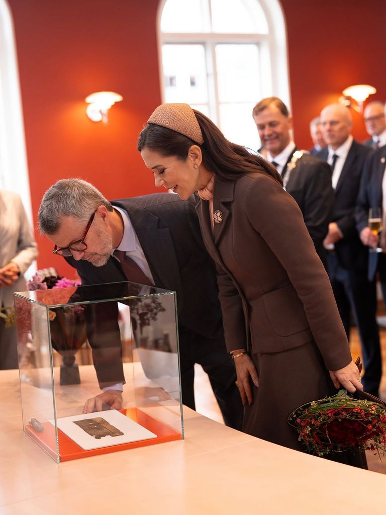 Mary de Dinamarca y el rey Federico X visitan la ciudad de Skive para celebrar su 700 aniversario.