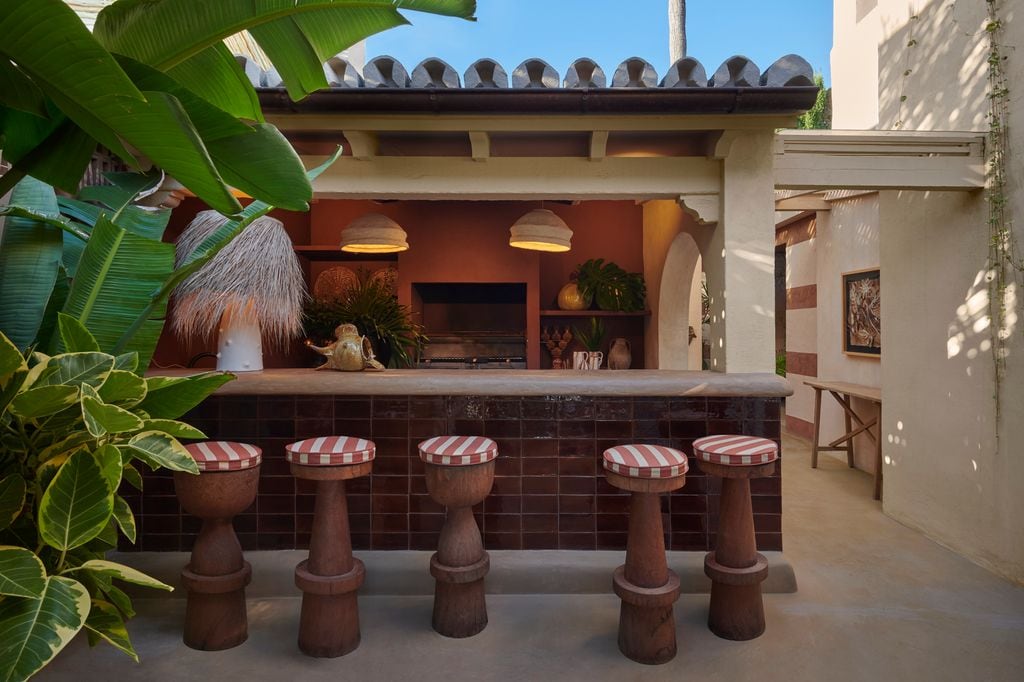 Bar y cocina de exterior junto a la piscina
