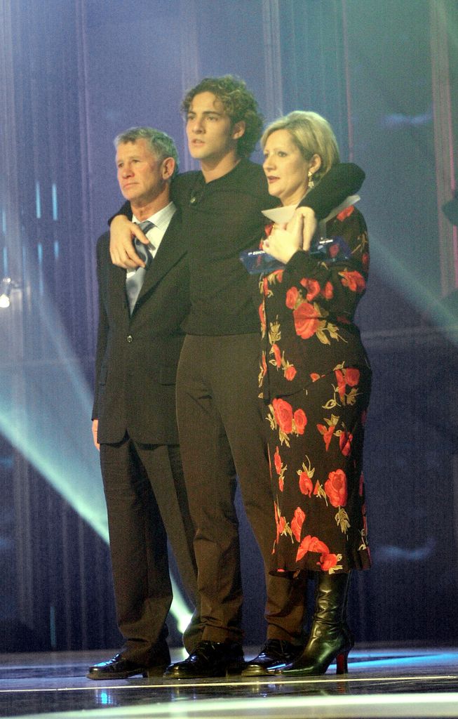 David Bisbal con sus padres durante una gala de 'Operación Triunfo' en 2002 