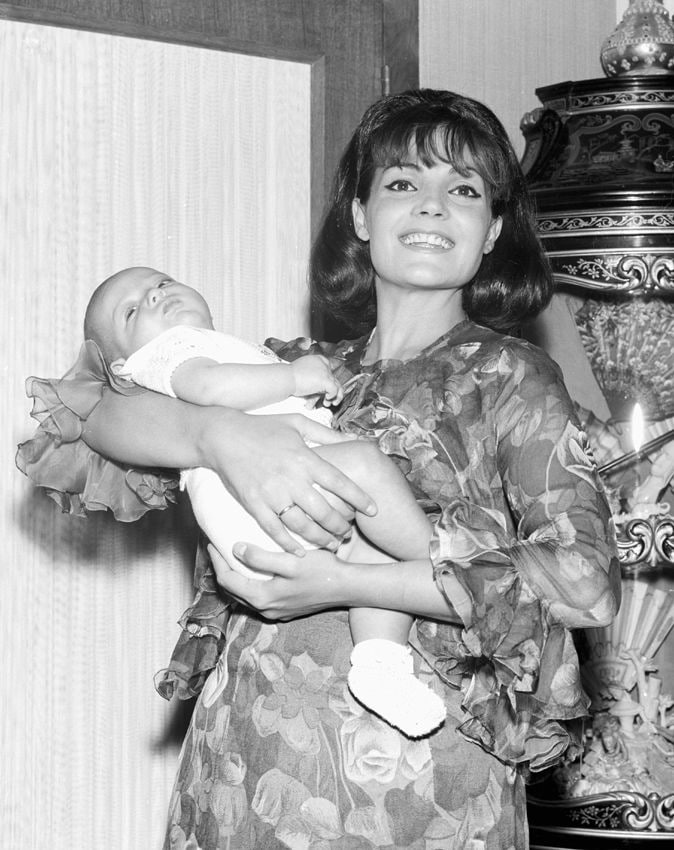 Carmen Sevilla con su hijo Augusto