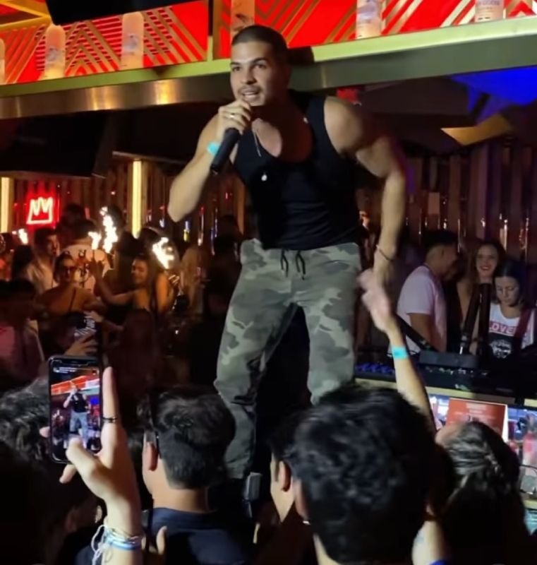 Bernardo Flores canta su single en Madrid