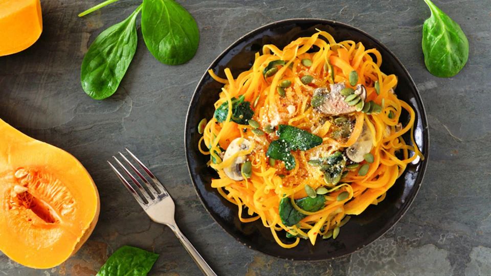 Espaguetis de calabaza con espinacas, champiñones y pipas