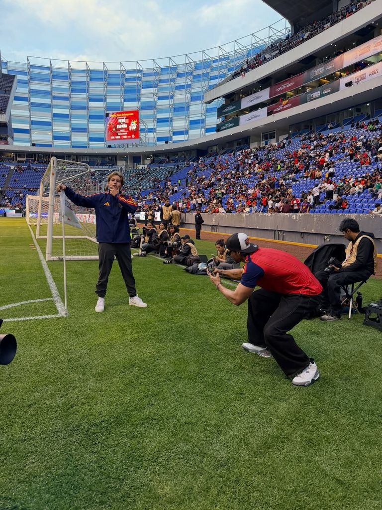 Isaac Moreno tomando una foto de Mateo Reina. 