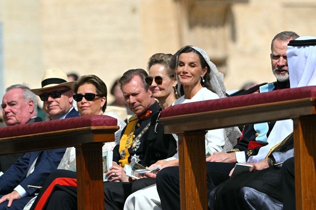El rey Felipe y la reina Letizia, de blanco y con mantilla, en la misa  inaugural del Papa León XIV