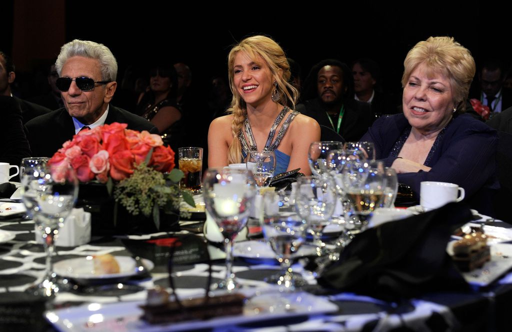 William Mebarak Chadid, Shakira y Nidia Ripoll durante la ceremonia de la Academia Latina de la Grabación en honor a Shakira, nombrada Persona del Año 2011