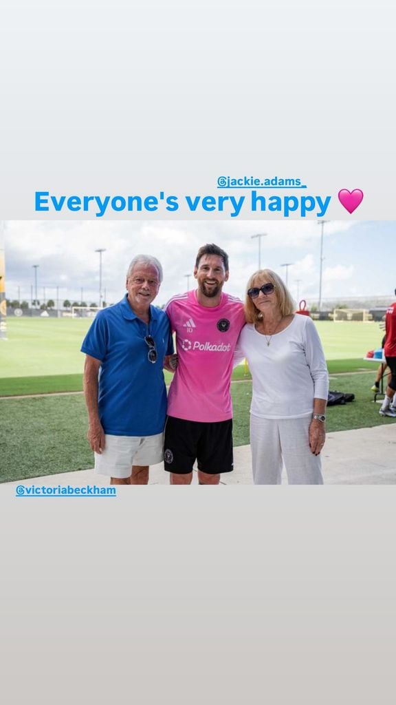 Anthony y Jackie Adams, padres de Victoria Beckham, junto a Lionel Messi