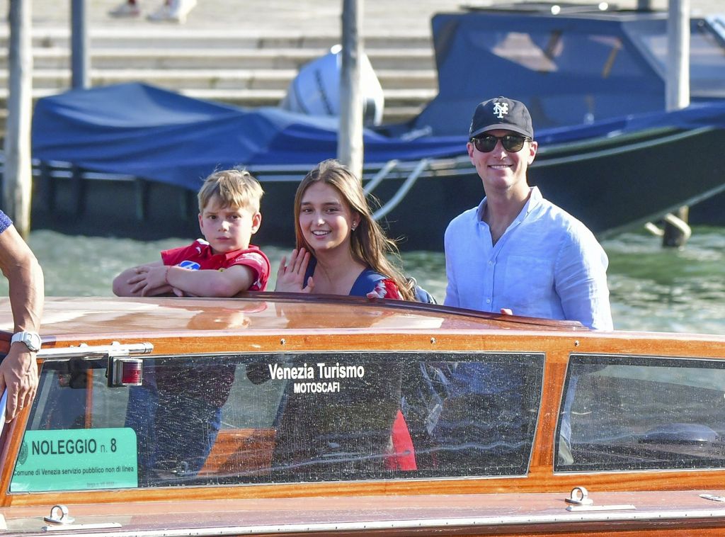 Jared Kushner y sus hijos se mostraron muy felices a bordo del taxi acuático. 