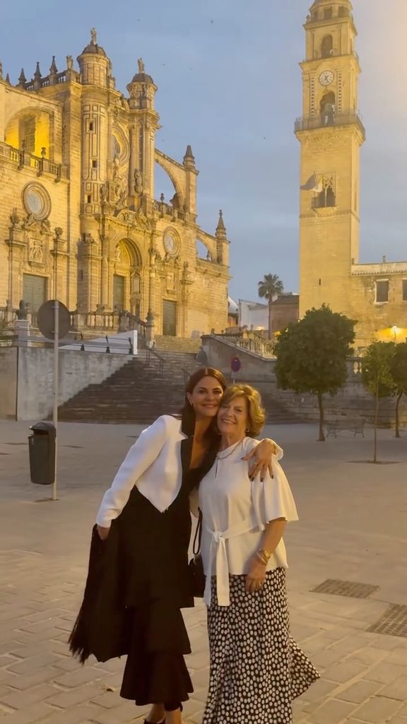 María José y Pepita con la catedral de Jérez al fondo