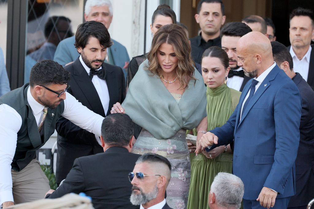 La reina Rania de Jordania subiendo a un bote en Venecia para acudir a la fiesta de Jeff Bezos y Lauren Sánchez 