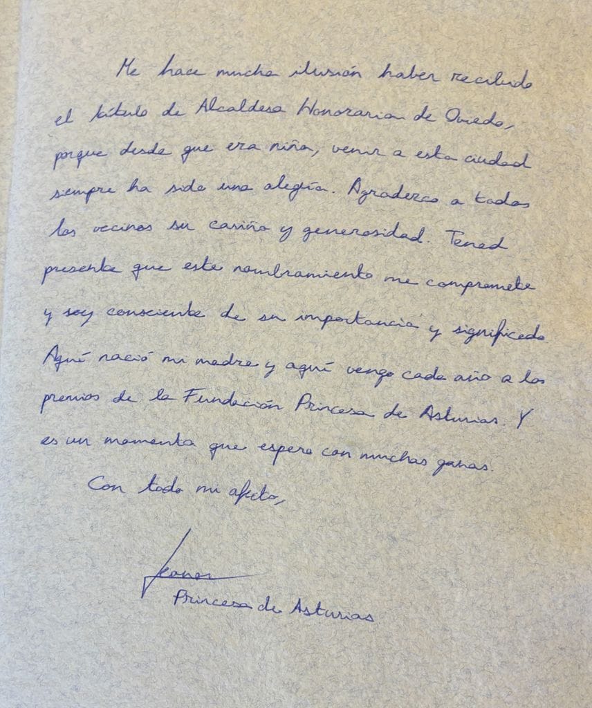 Firma de la Princesa Leonor en el libro de honor del Ayuntamiento de Oviedo 