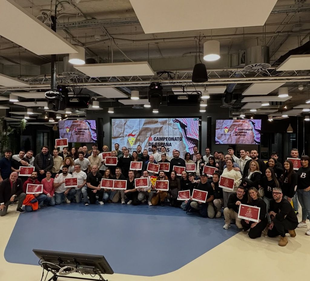 Foto de grupo con los premiados de esta edición del concurso.