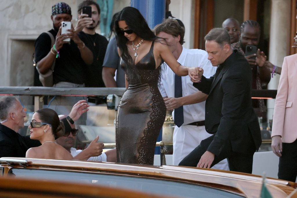 Kim Kardashian luce una silueta vintage y diamantes en Venecia. 