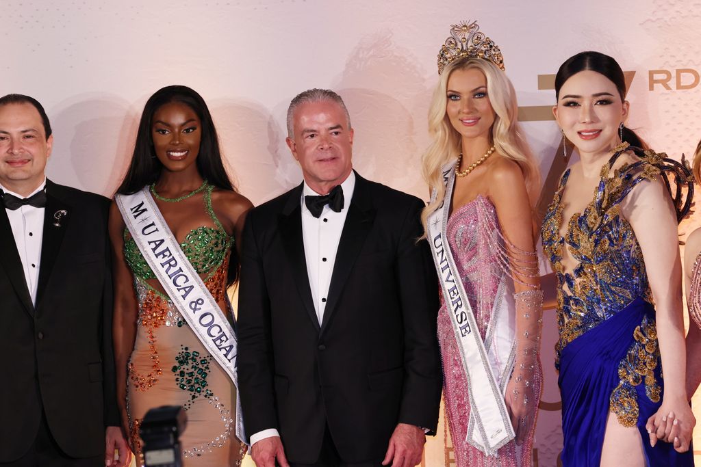 Plano medio de Miss Nigeria, y Miss Dinamarca  posando con Raul Rocha y Anne Jakkapong