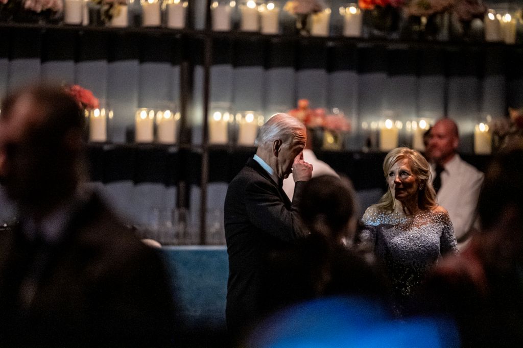 Joe Biden emocionado tras su discurso durante una cena en la Casa Blanca