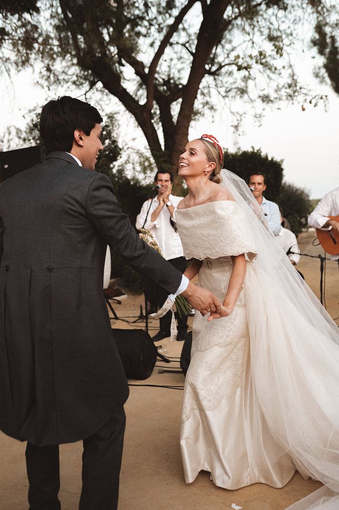 Look de novia con escote Bardot