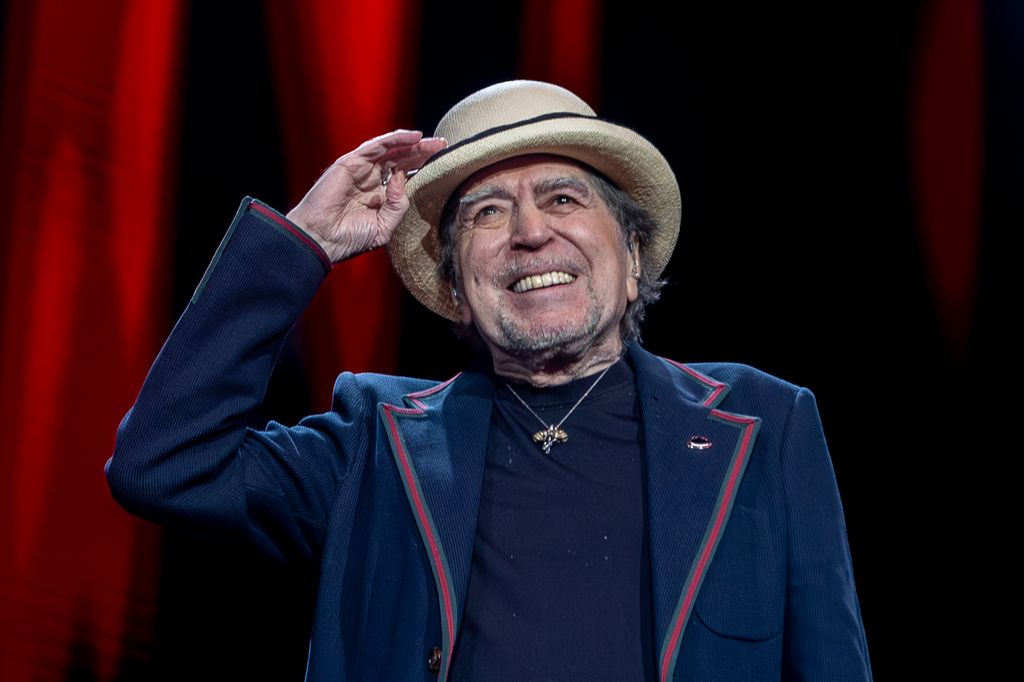 El cantante Joaquín Sabina, durante su concierto en el Movistar Arena, a 30 de noviembre de 2025, en Madrid (España). Joaquín Sabina ofrece este último concierto de su carrera como parte de su gira de despedida "Hola y Adiós".
