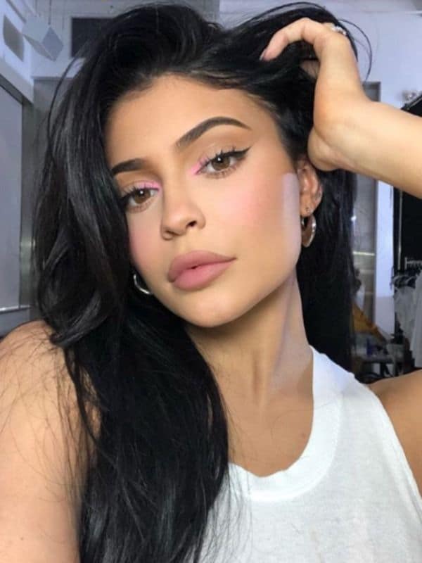 Kylie Jenner con cabello suelto negro y makeup perfectamente aplicado 