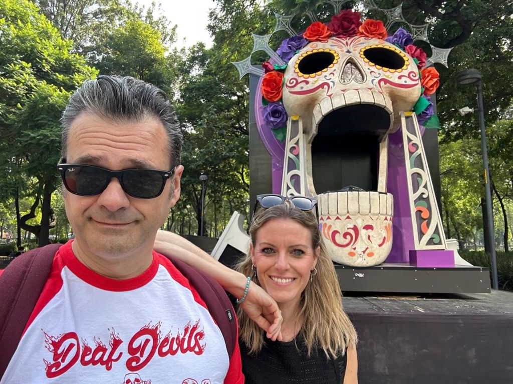 Andrea e Iñaki, junto a una calavera gigante situada en Ciudad de México, típica de la celebración del Día de los Muertos