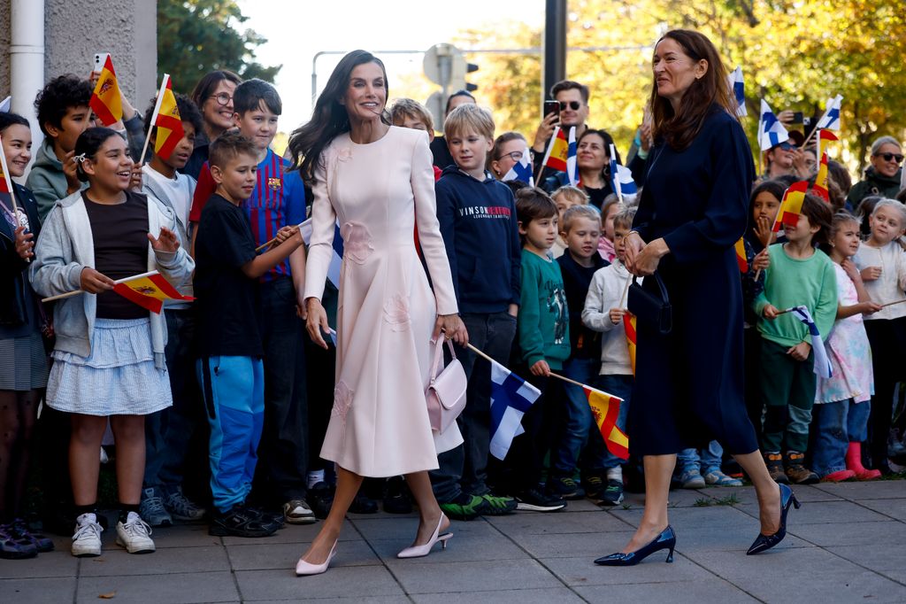 La reina Letizia y la primera dama de Finlandia viendo la escuela Käpylä