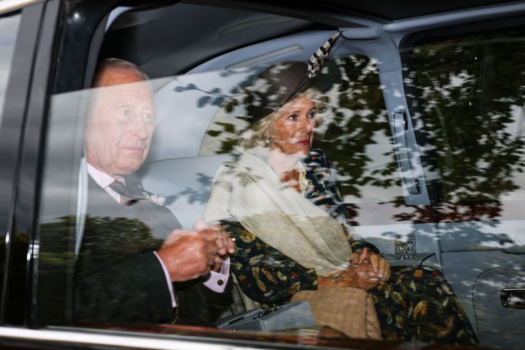 El rey Carlos y Camila de camino a la iglesia Crathie Kirk en Escocia