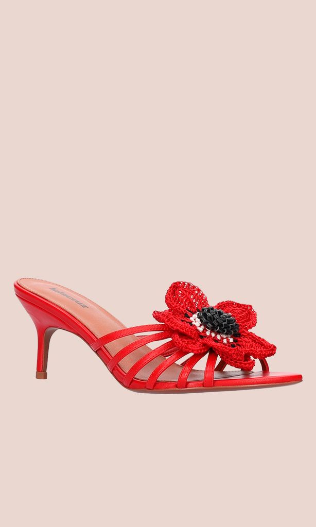 Sandalia roja con detalle de flor de crochet