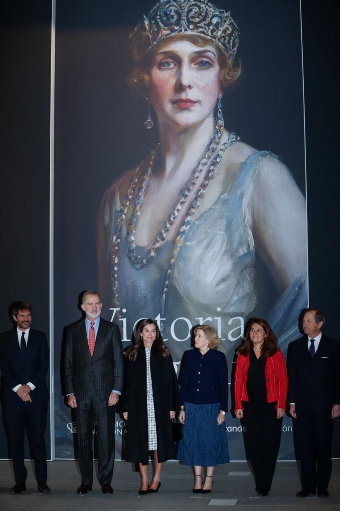 Los Reyes, posando en el gran cartel de la exposición sobre la reina Victoria Eugenia