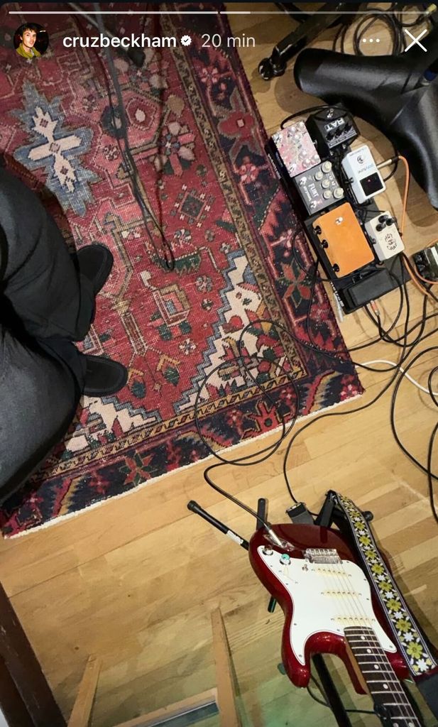 Cruz Beckham desde el estudio, mientras el mundo comenta la ruptura de su familia. 