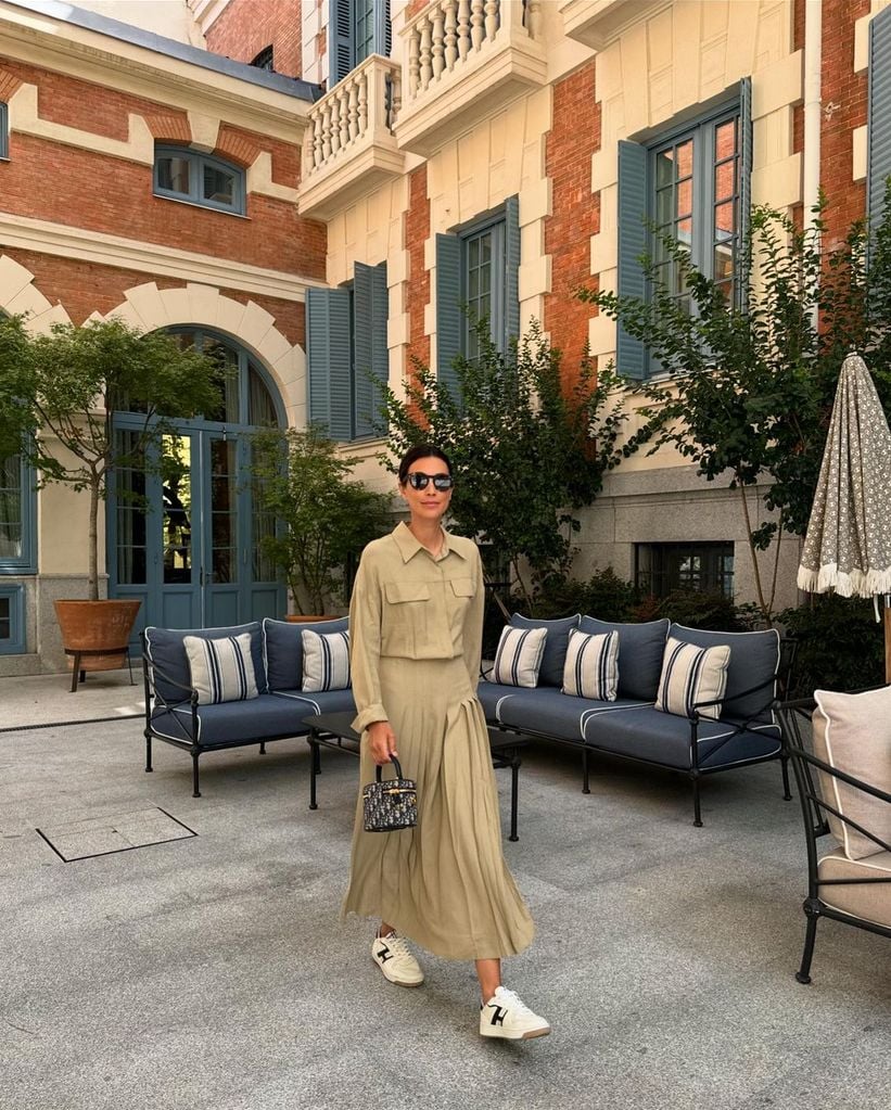 Sassa de Osma vestido con zapatillas