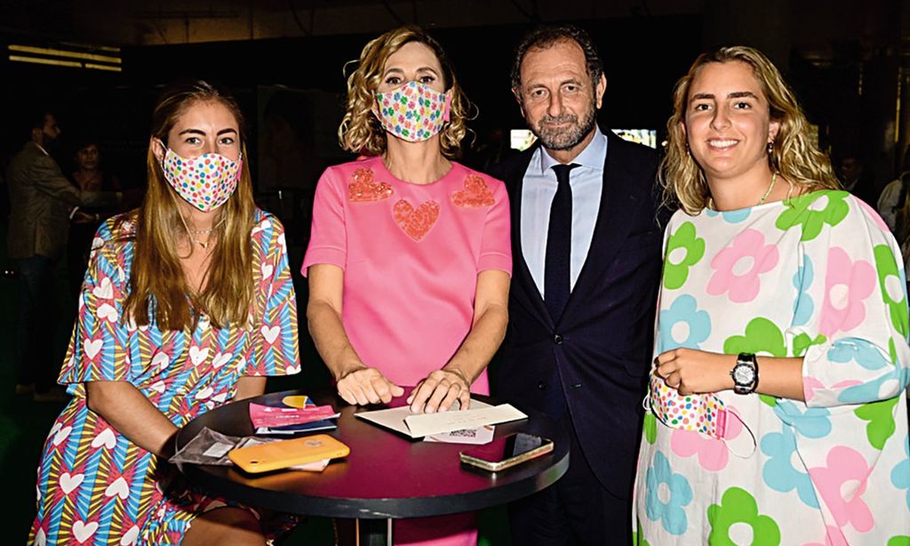 Ágatha Ruiz de la Prada y Luis Gasset con las hijas de Luis