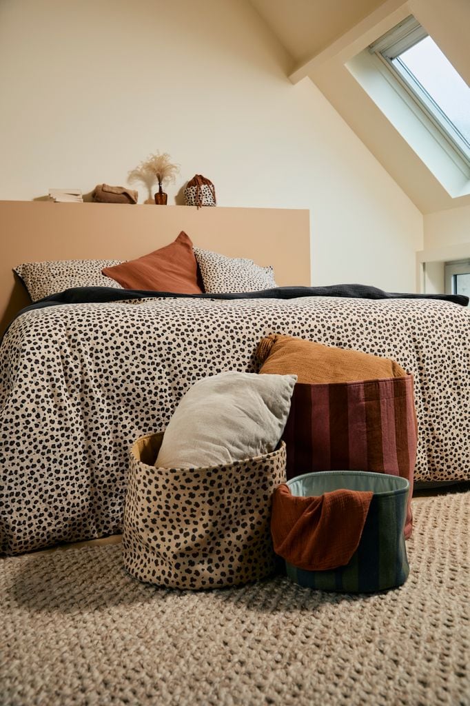 Cestos de tela a los pies de la cama