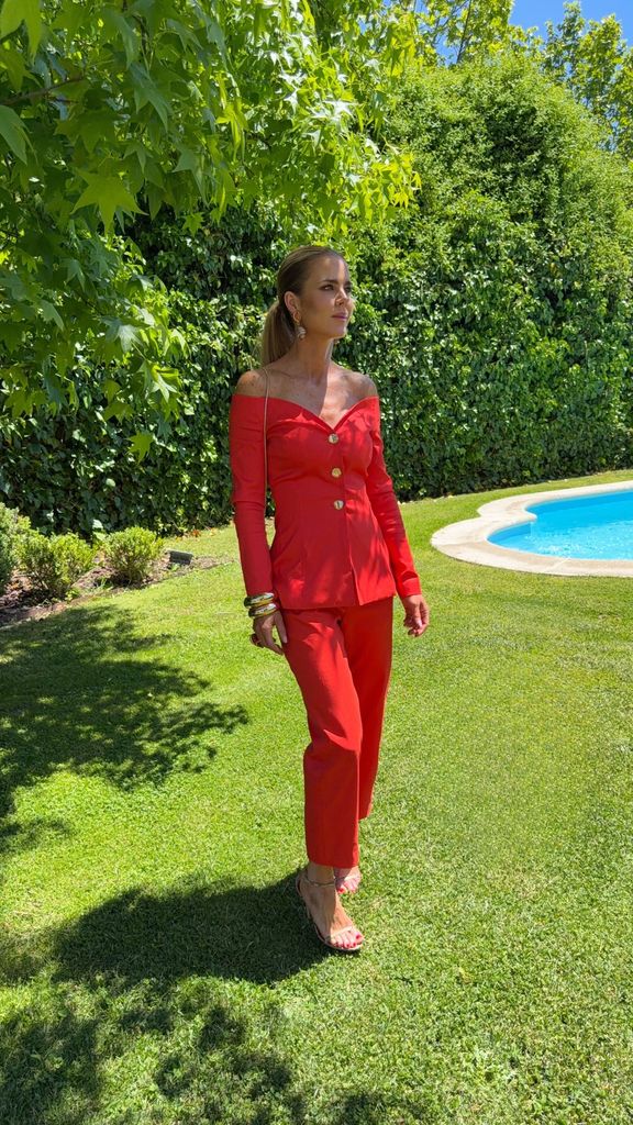 Amelia Bono, espectacular en la primera comunión de su hijo Jaime con potente conjunto español naranja