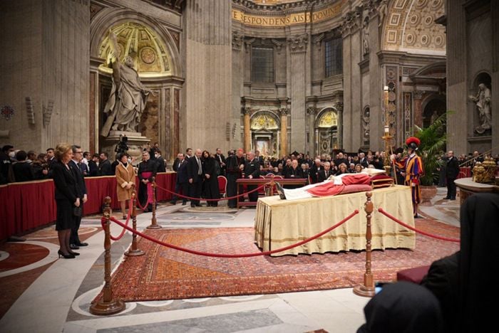 La reina Sofía visita la capilla ardiente de Benedicto XVI 