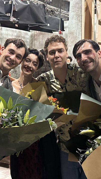 Los actores fueron obsequiados con un ramo y aplausos por parte de todo el equipo por su brillnte interpretación