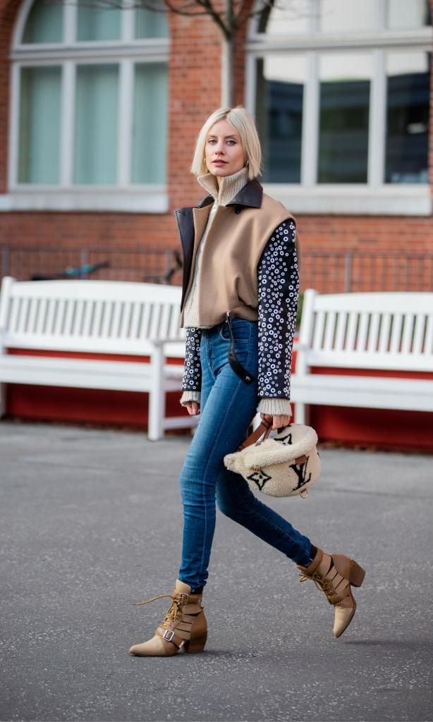 look de street style con skinny jeans short jacket y booties
