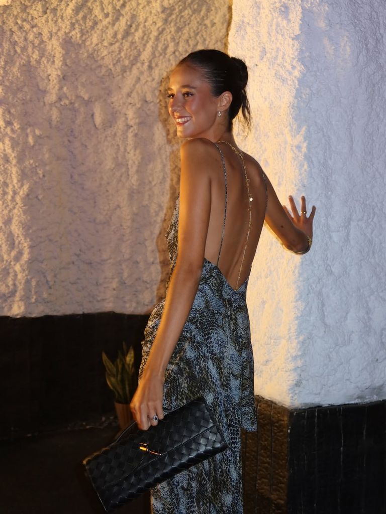 Victoria Federica presume de espalda y bronceado con un vestido de gala vaporoso y animal print en Marbella