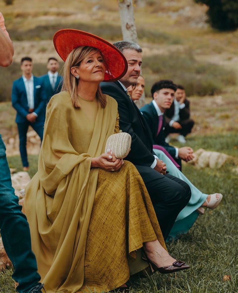 Look de madrina con sombrero